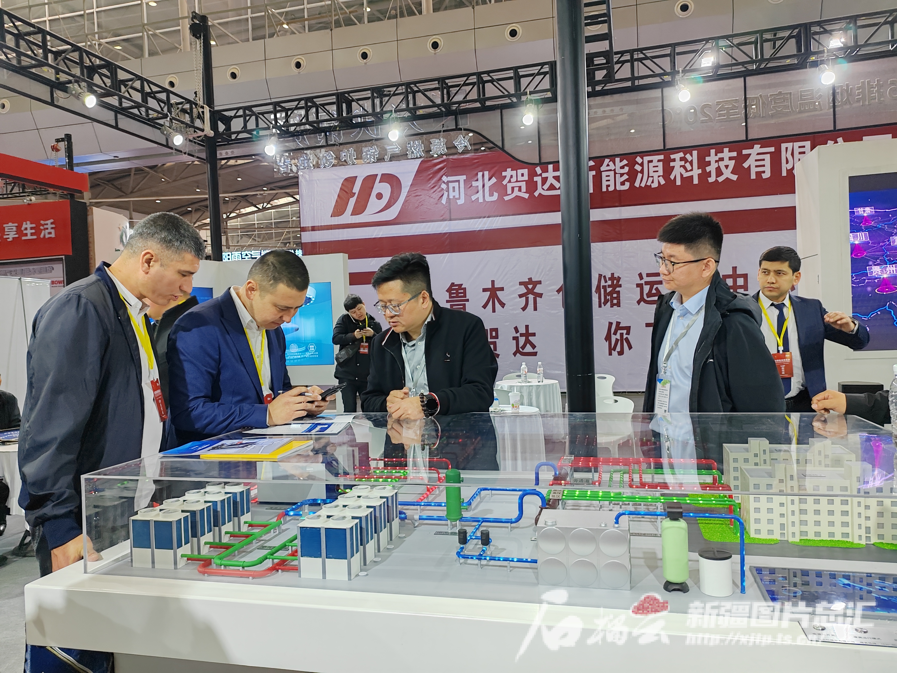 2024新疆暖通展览会开幕 国际专业买家团队首次到场 空气能设备“唱主角”(图3) 2024新疆暖通展览会开幕 国际专业买家团队首次到场 空气能设备“唱主角”(图3)